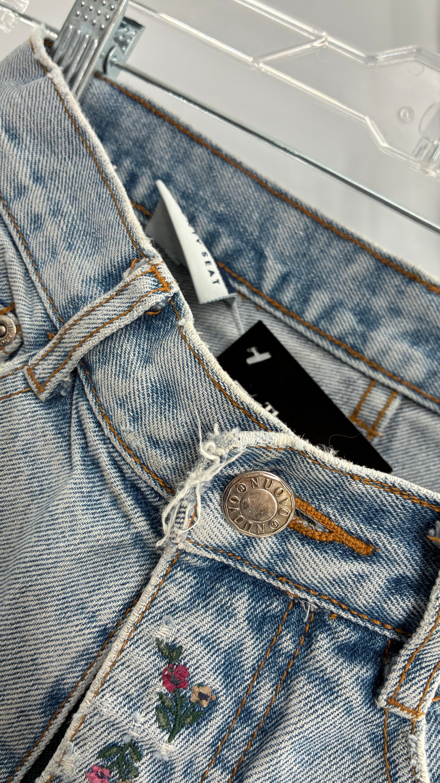 Vintage NUOVO County Seat Light Wash Jean Shorts with Embroidered Floral Details (5/6)