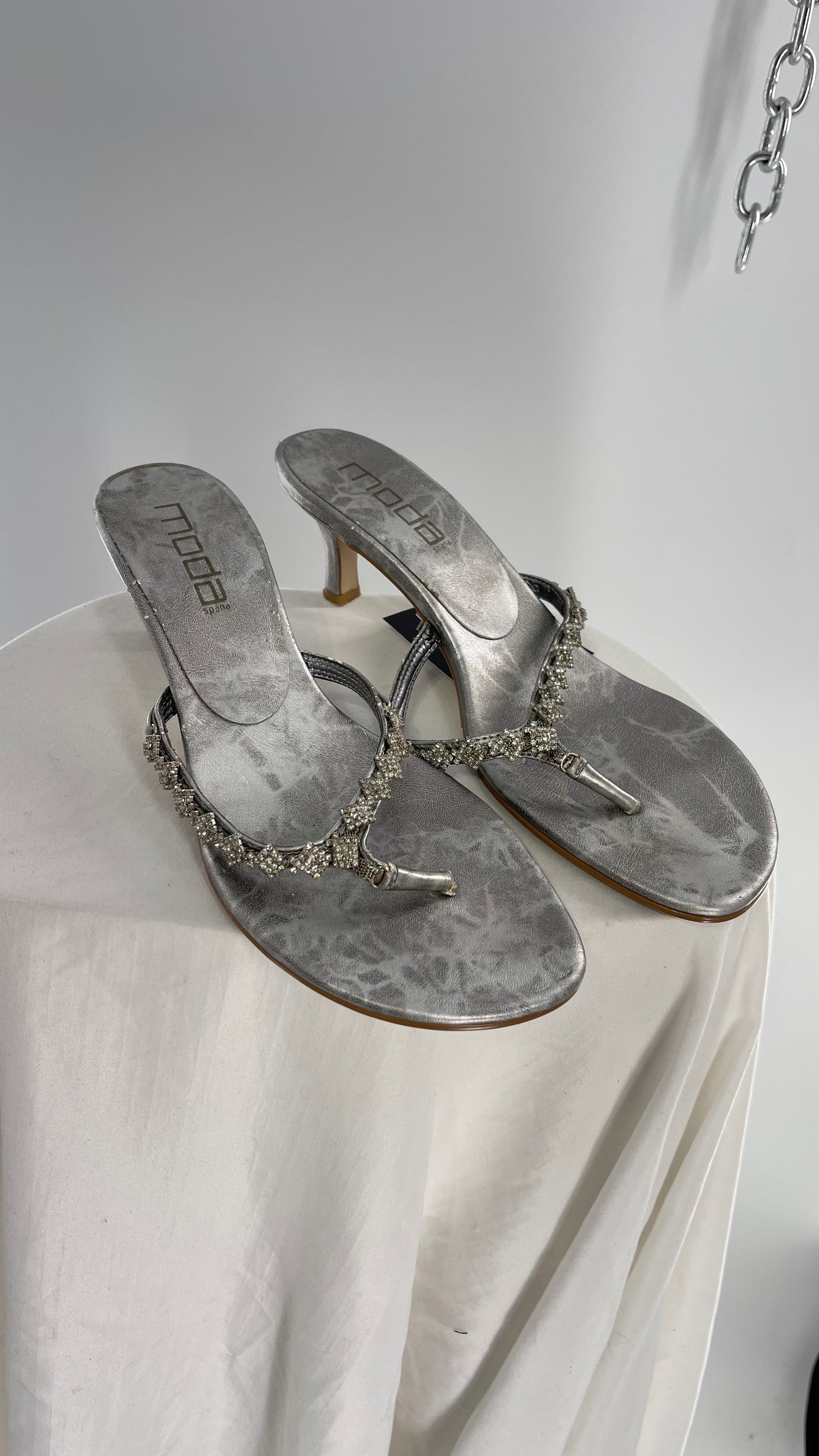 Vintage MODASPANA Silver Metallic Kitten Heel Thong Sandal with Rhinestone Embellishments (8.5)