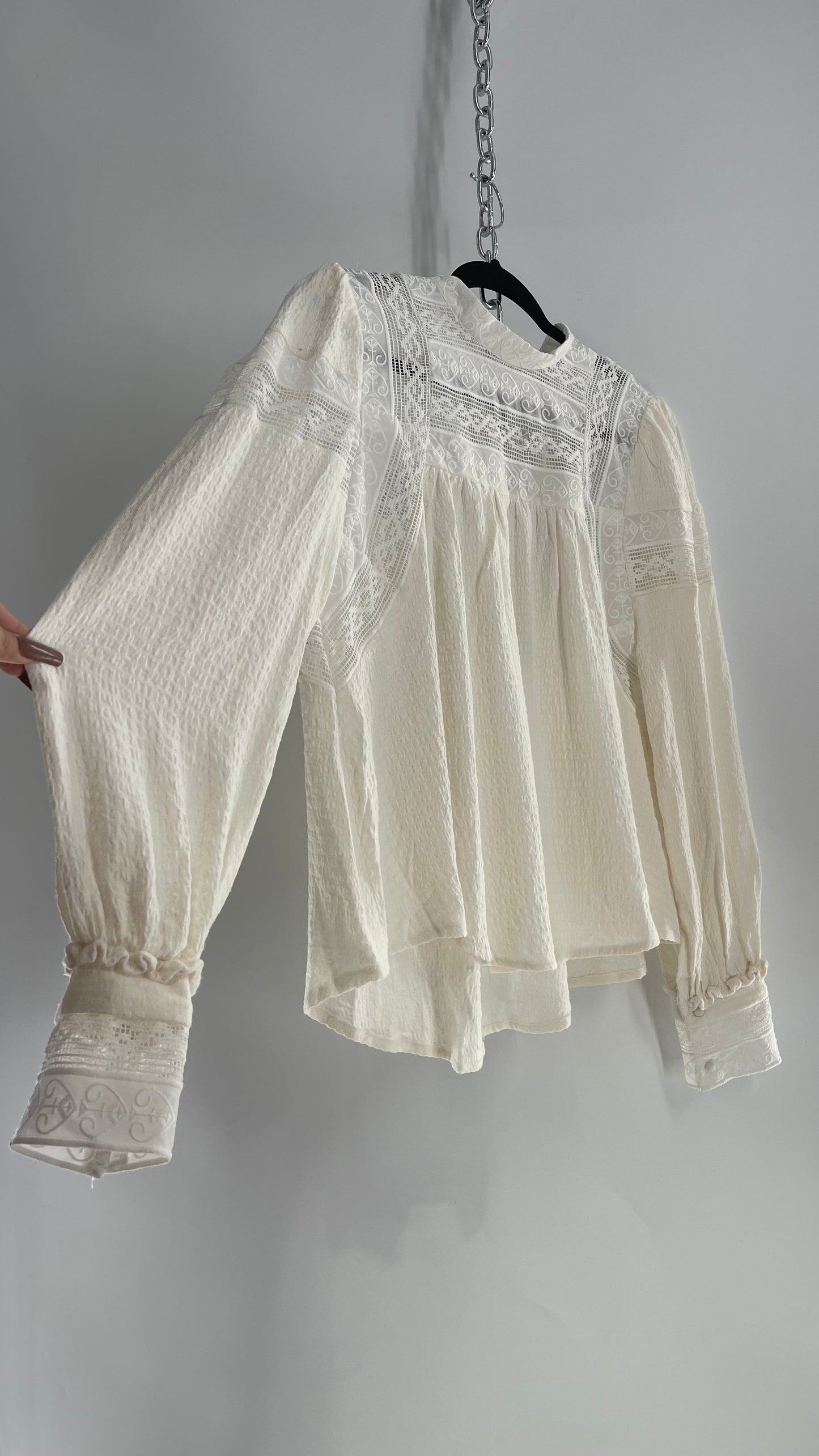 Free People Textured Off White Blouse with Lace Cuffs/Neckline and Tags Attached (Small)