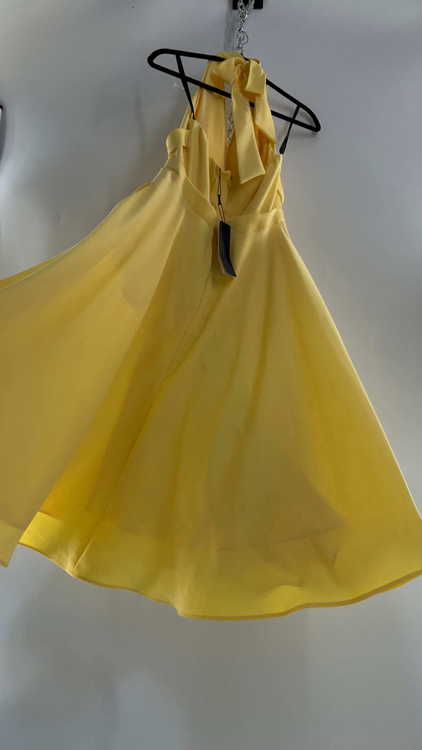 BLACK HALO Yellow High Neck Open Back 1950s Style Circle Skirt Dress with Tags Attached (8,10)