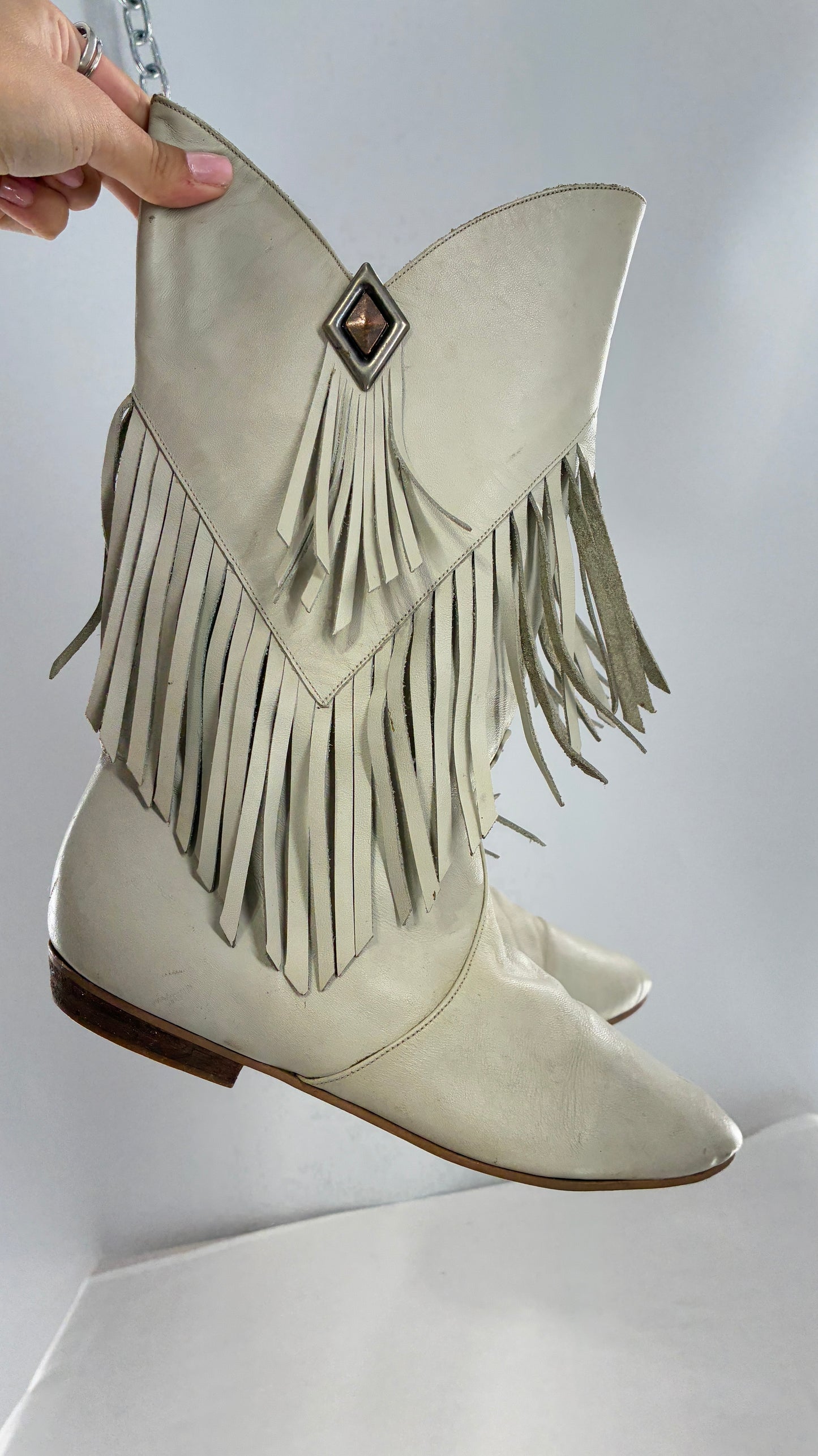 LJ SIMONE NEW YORK Off White, Slouchy Genuine Leather Fringed Boots (6.5)