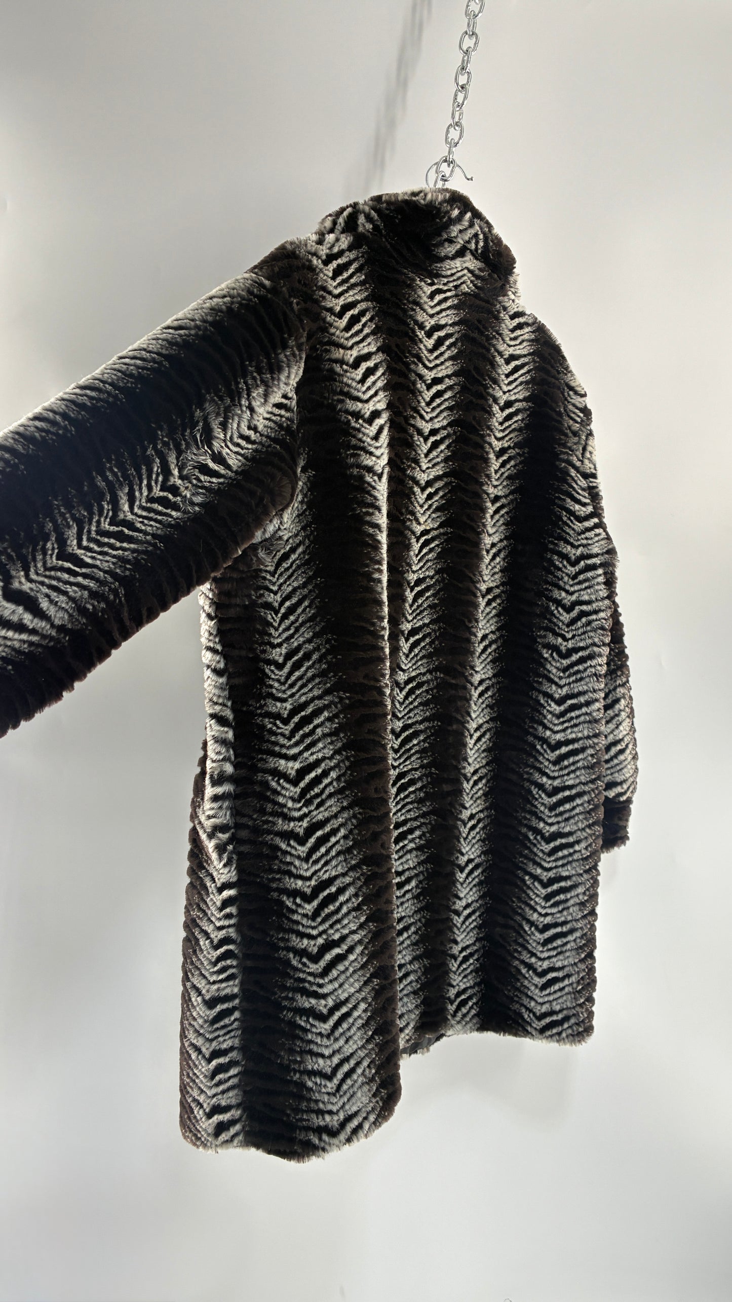 Vintage NOVA Gray and Black Herringbone Patterned Faux Fur Coat (Large)