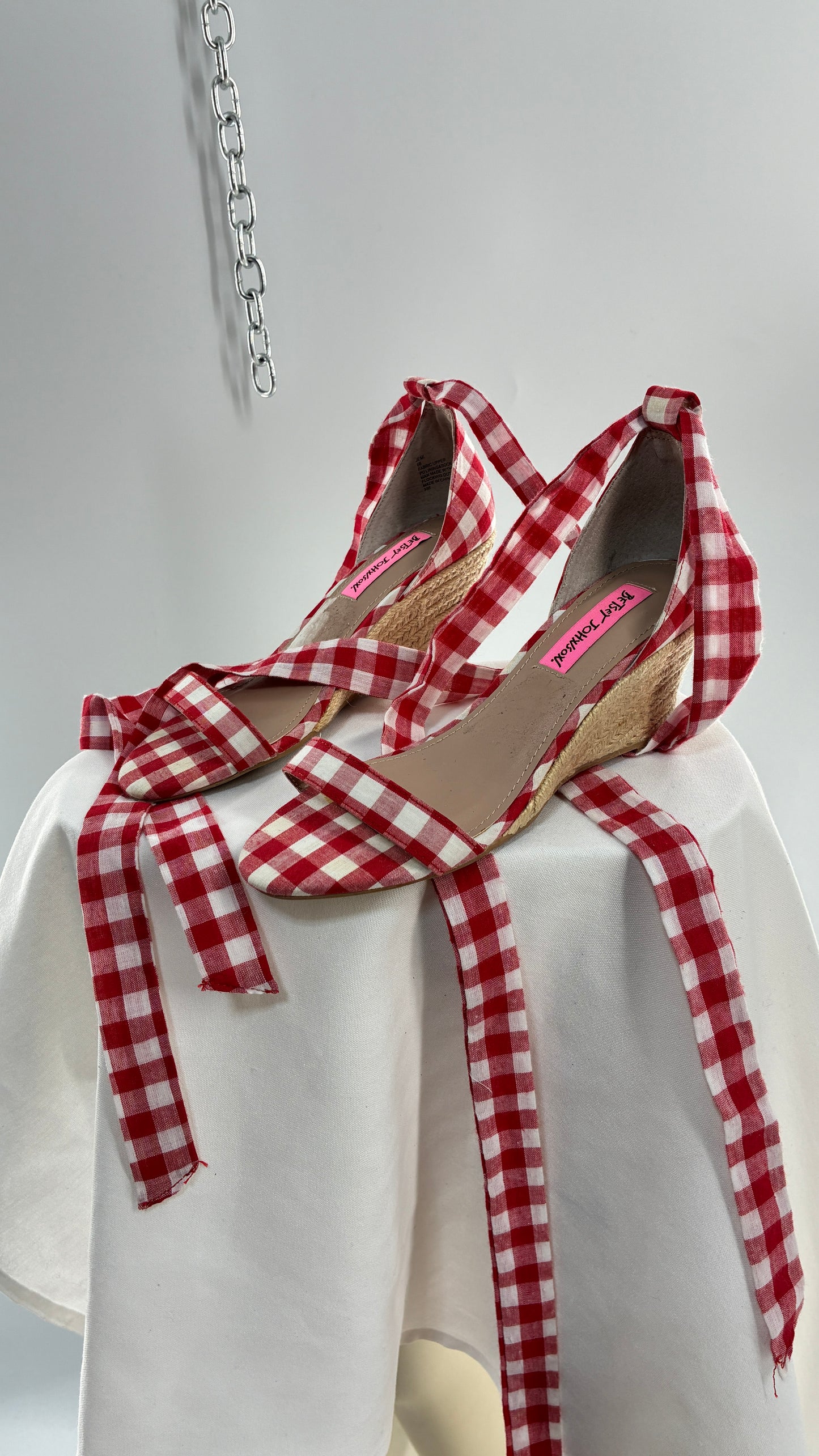 Vintage BETSY JOHNSON Jemi Gingham Red Tie Up Kitten, Wicker Wedge (6)