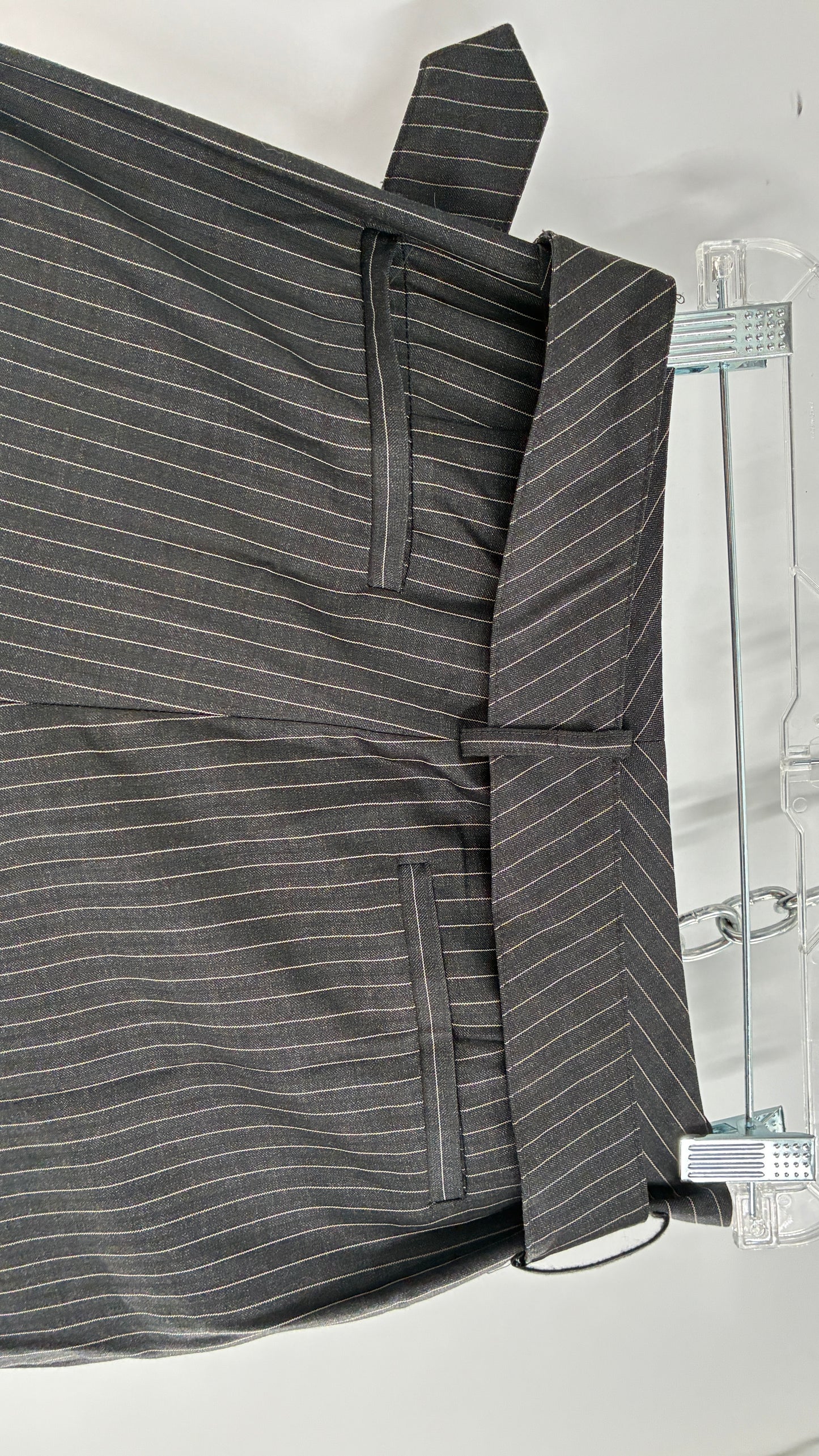 Vintage ANNE KLEIN Pinstripe Grey Low Rise, Wide Leg Trouser with Belted Hip (2)