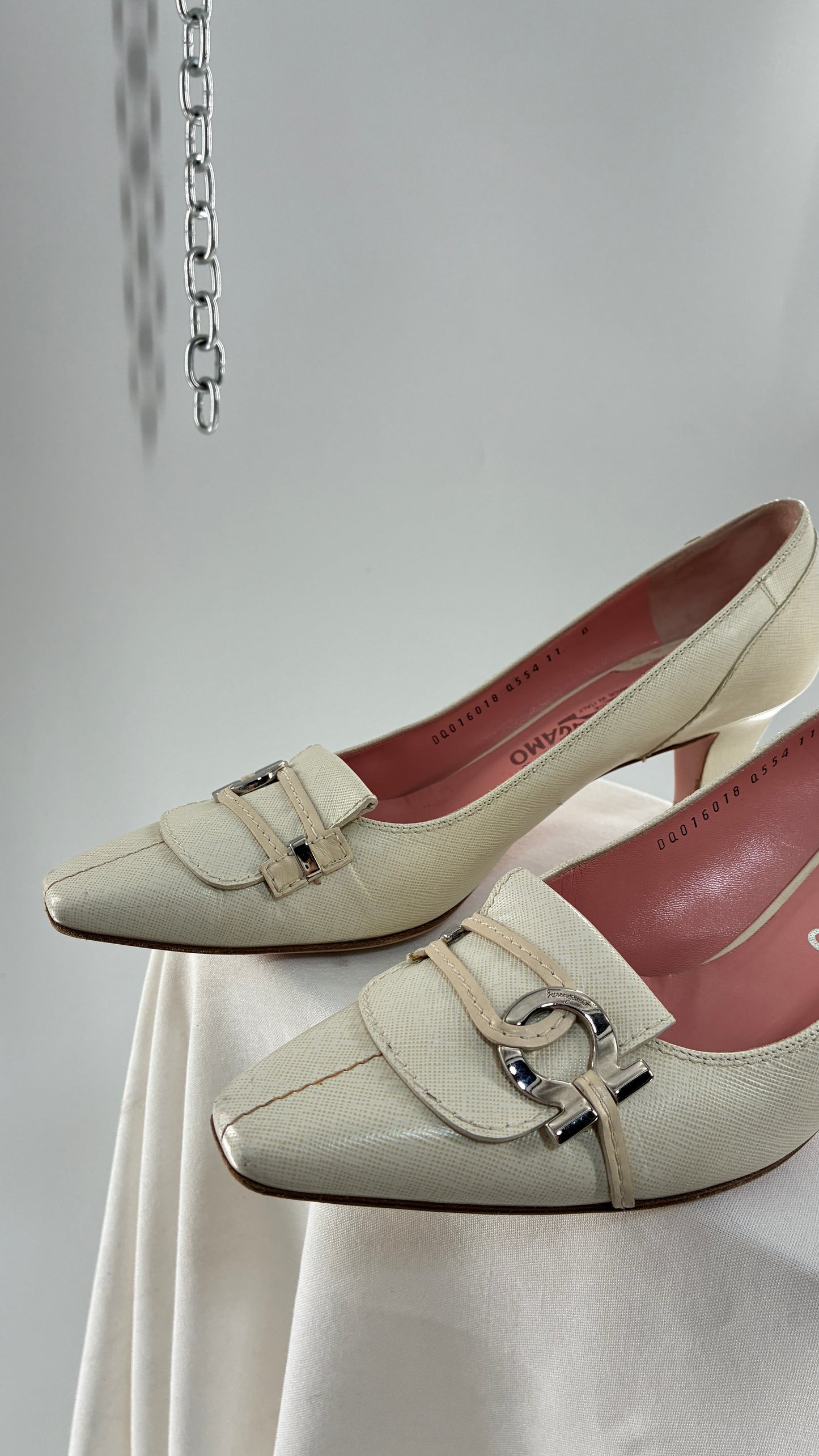 Vintage SALVATORE FERRAGAMO Magnolia White Kitten Heel (11)