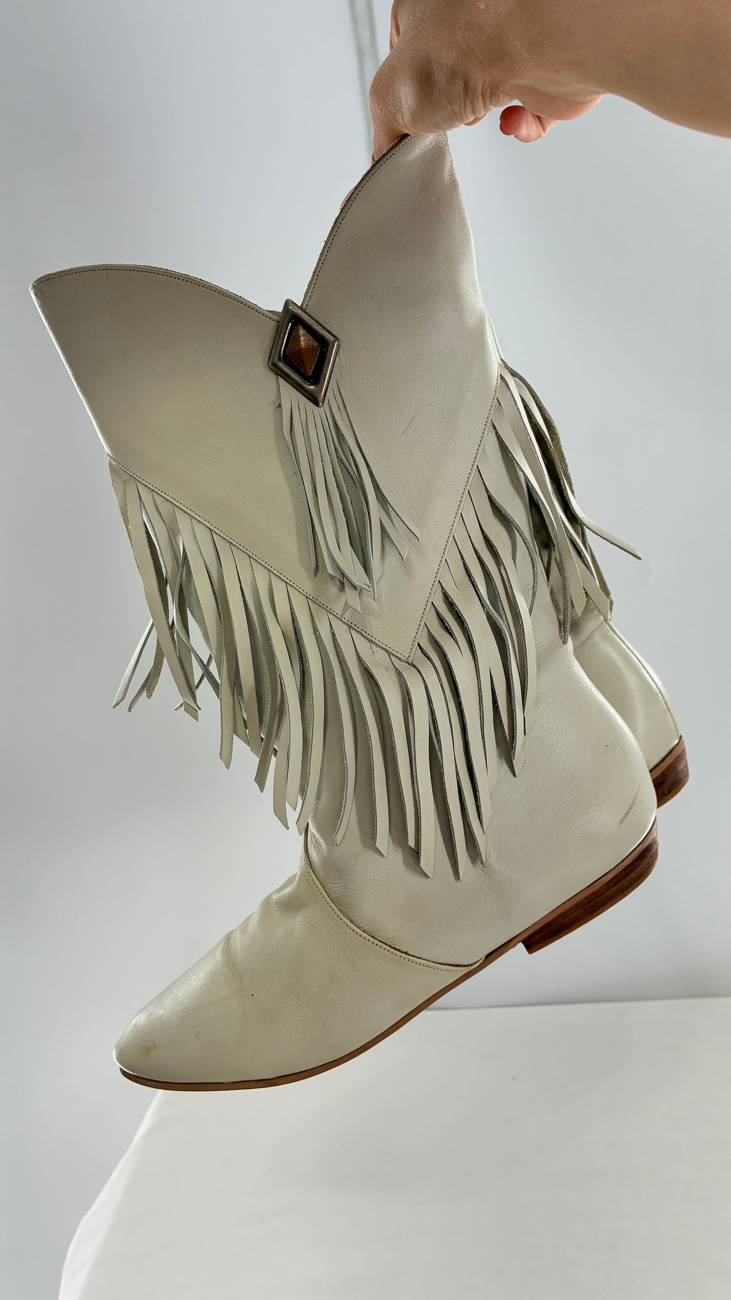 LJ SIMONE NEW YORK Off White, Slouchy Genuine Leather Fringed Boots (6.5)