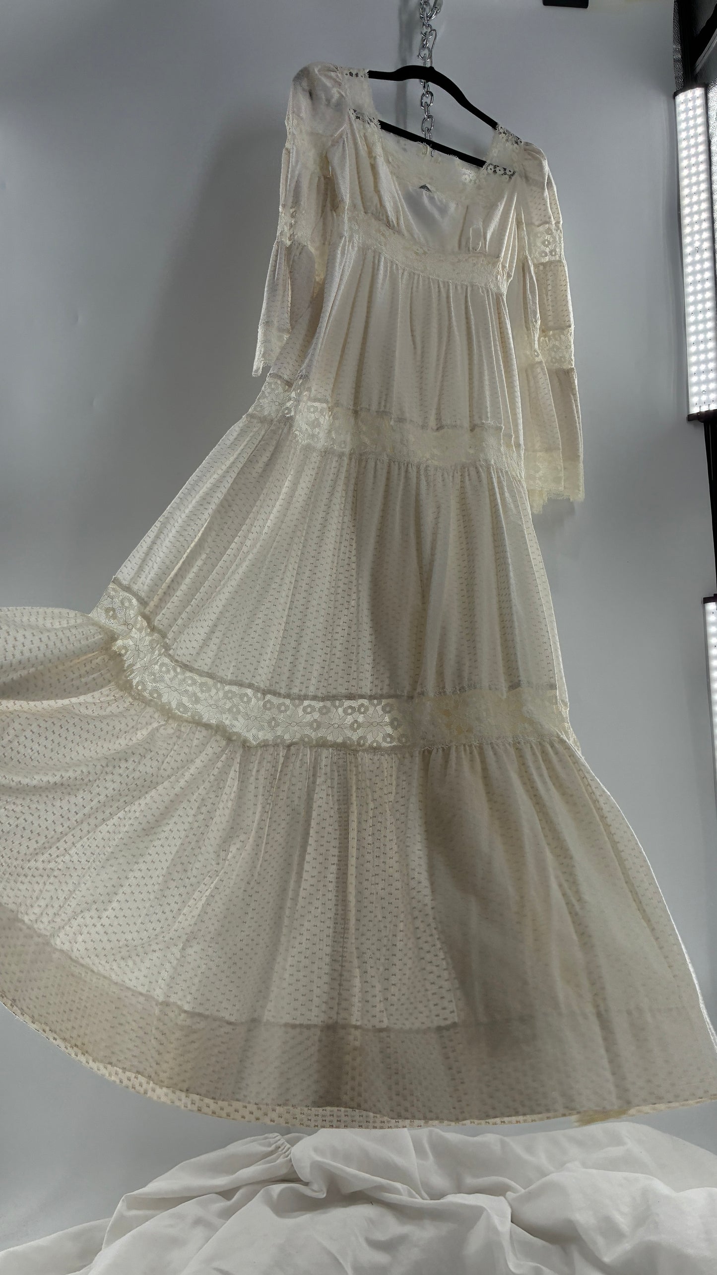 Vintage 1970s Off White Handmade Bell Sleeve Possible Wedding Gown (XS/Small)