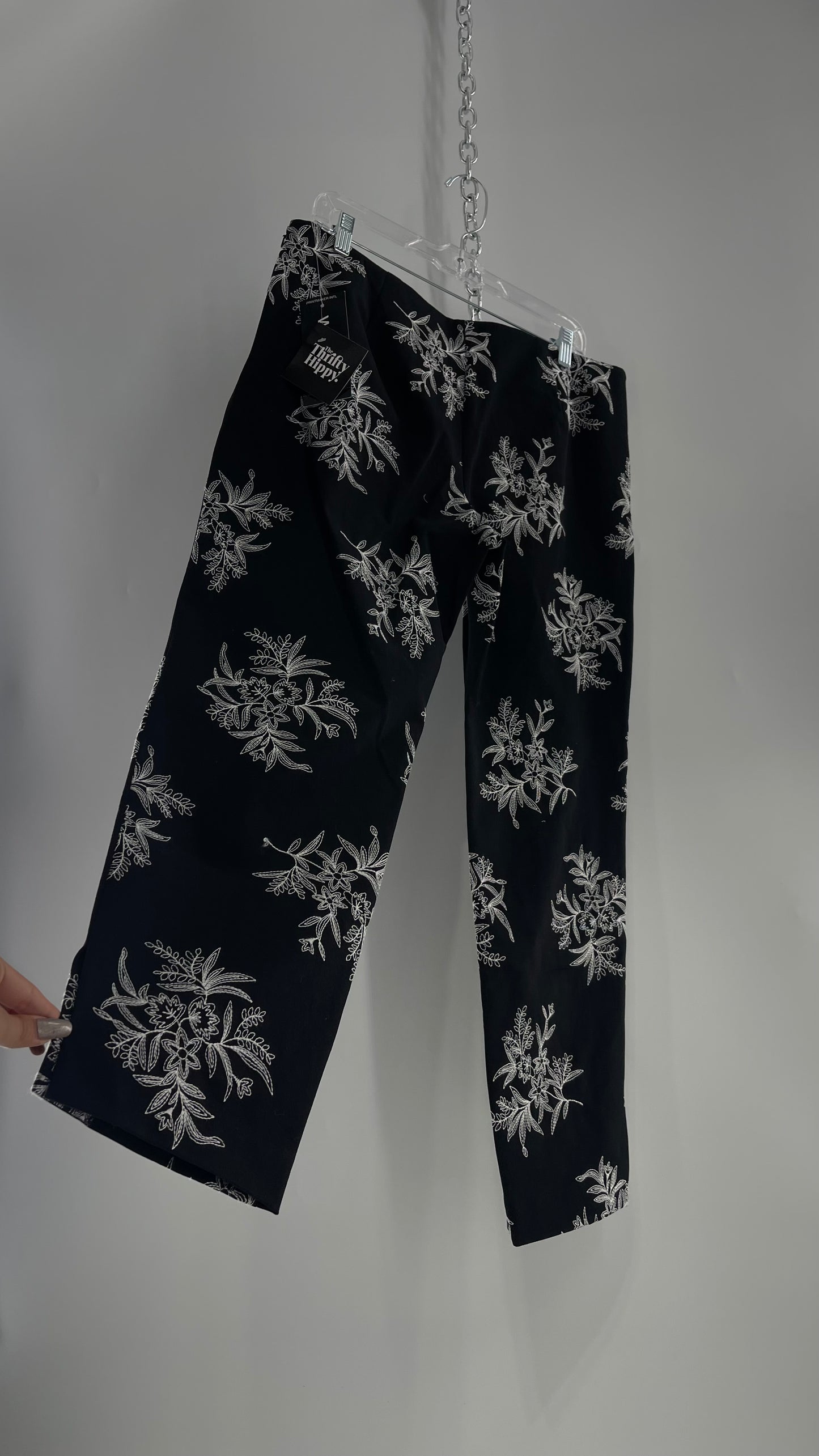 Vintage WOMYN Black 1990s Capris with White Contrast Embroidery (12)