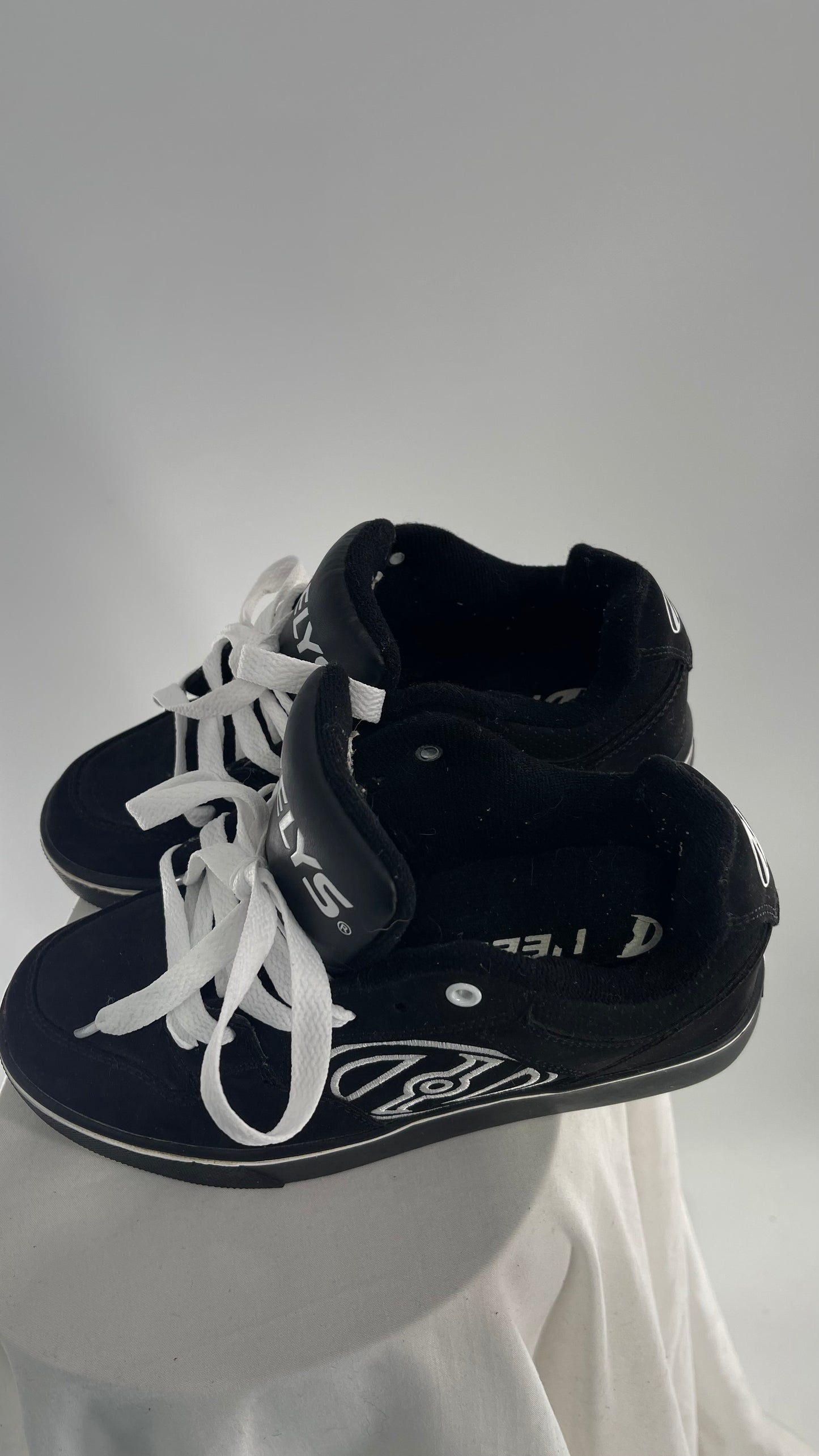 Vintage Heely’s Black and White Sneaker (Y5)