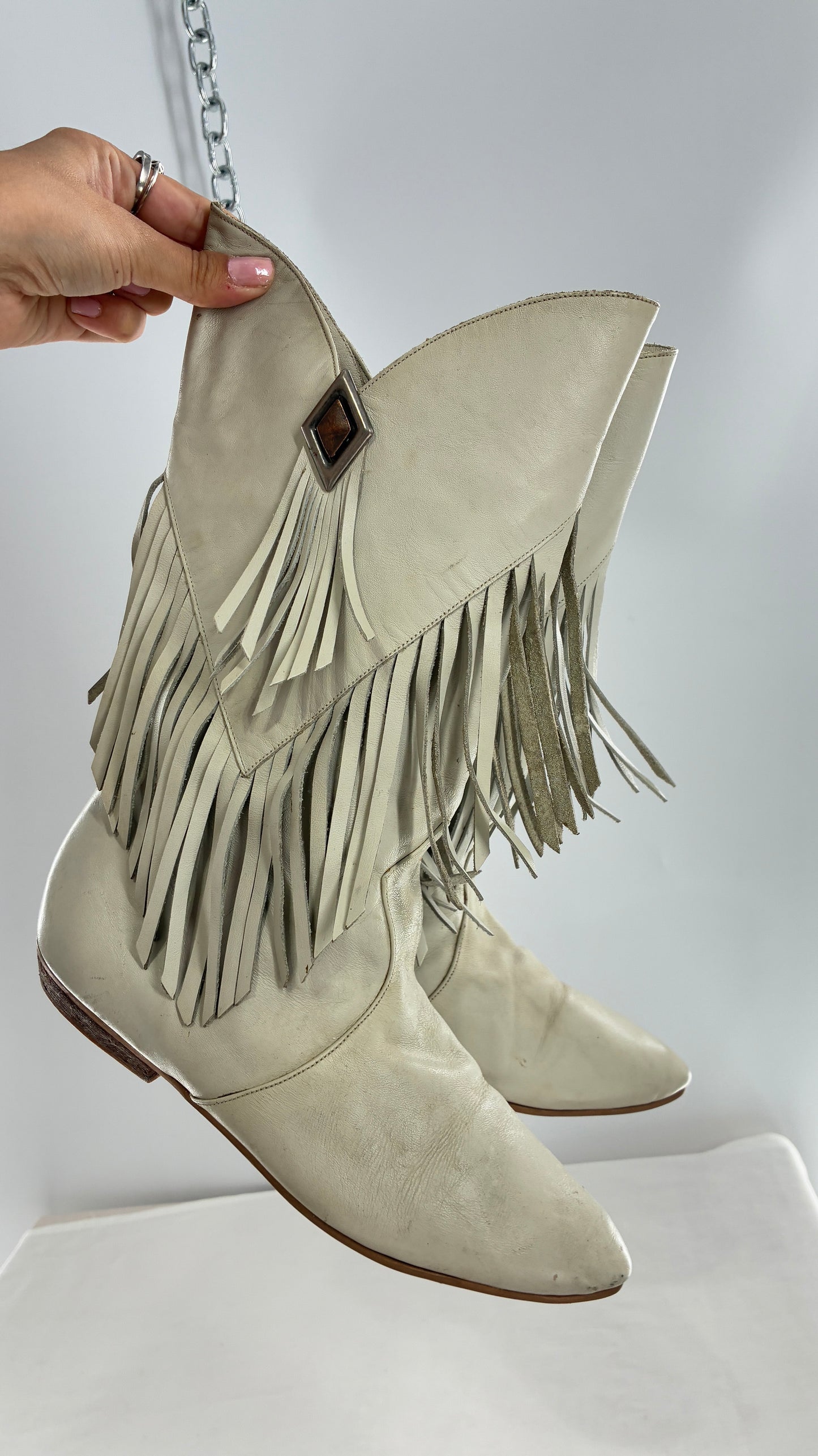 LJ SIMONE NEW YORK Off White, Slouchy Genuine Leather Fringed Boots (6.5)