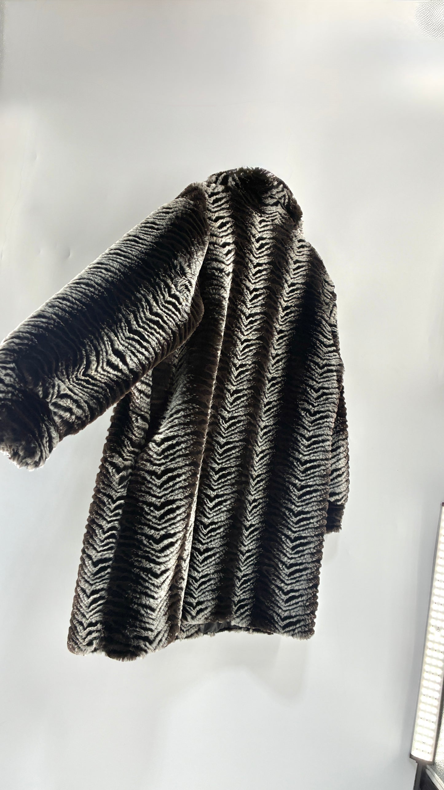 Vintage NOVA Gray and Black Herringbone Patterned Faux Fur Coat (Large)