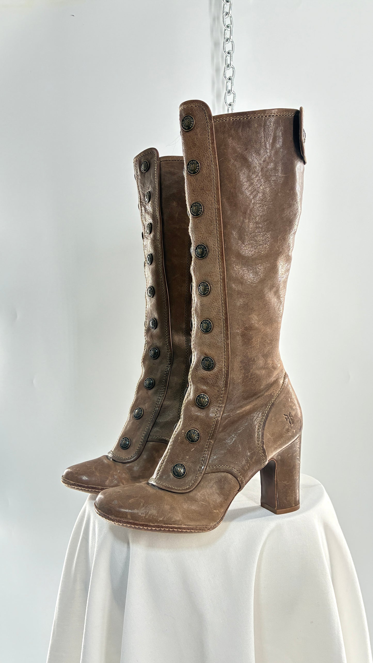 Vintage Limited Edition FRYE Adrienne Taupe Leather Rounded Toe Boots with Button Details (8.5)