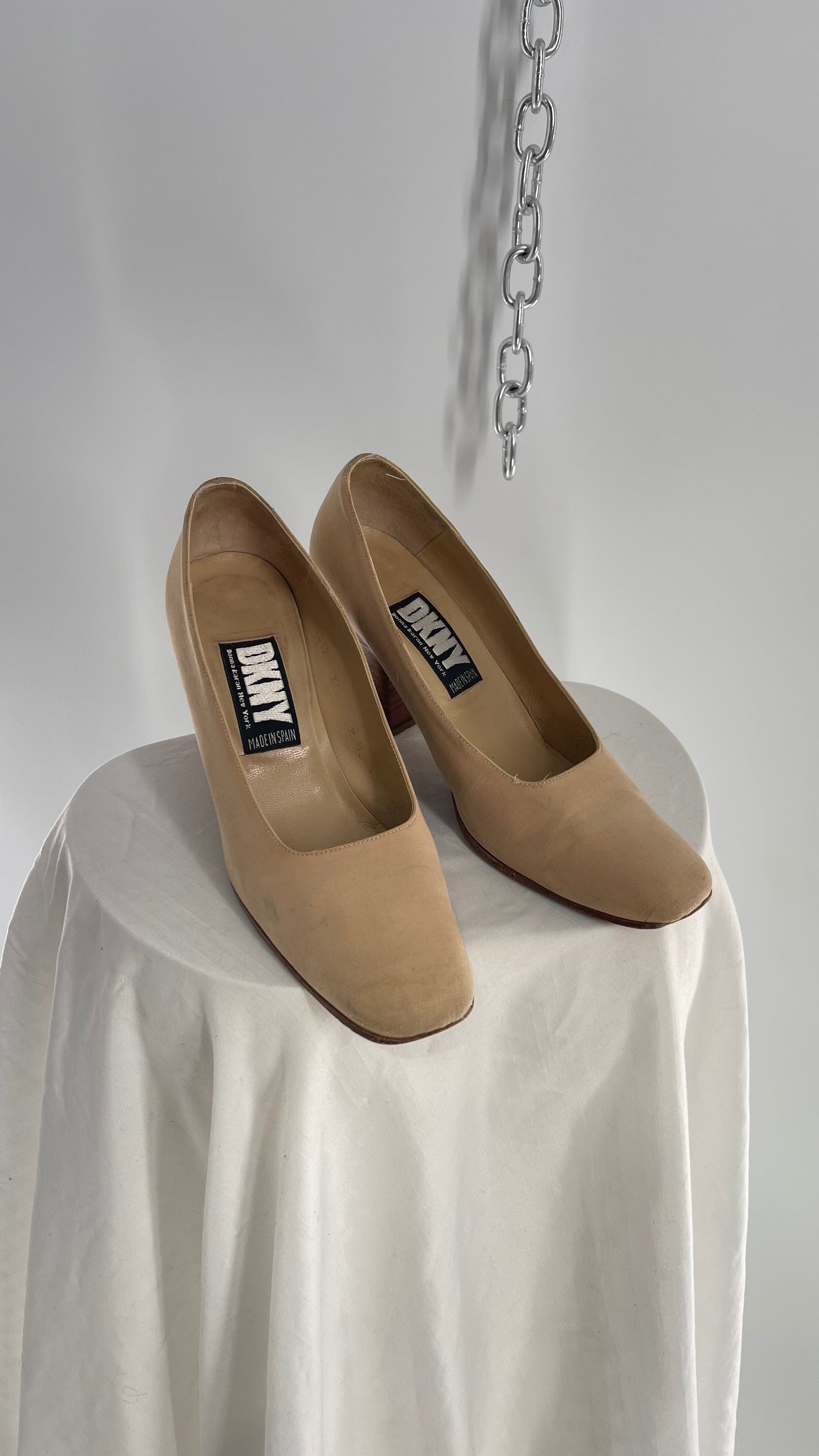 Vintage DKNY Tan/Beige Square Toe Block Heel (8)