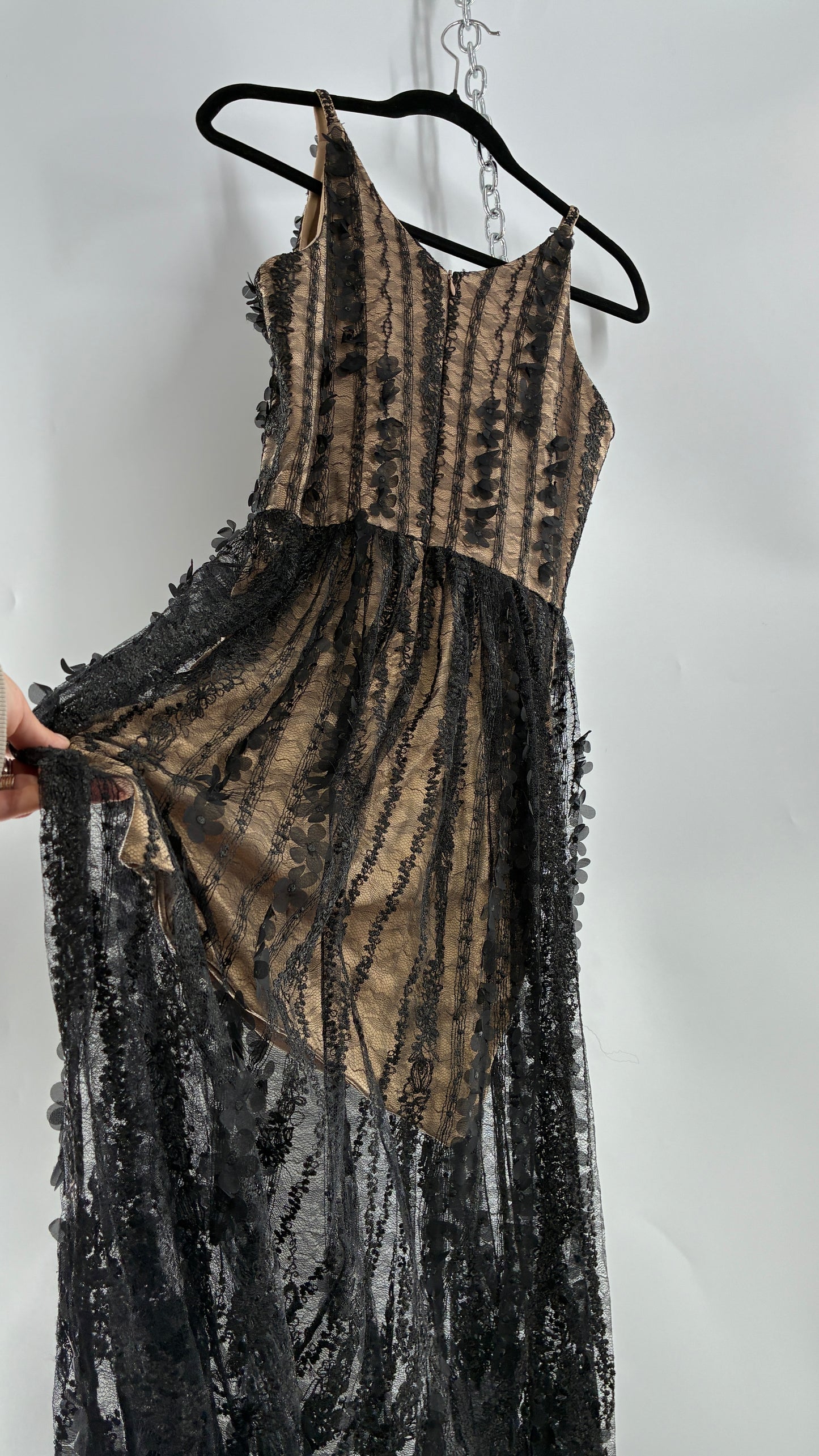 DRESS THE POPULATION Nude Underlay Black 3D Floral Lace Appliqué Overlay Dress (Small)