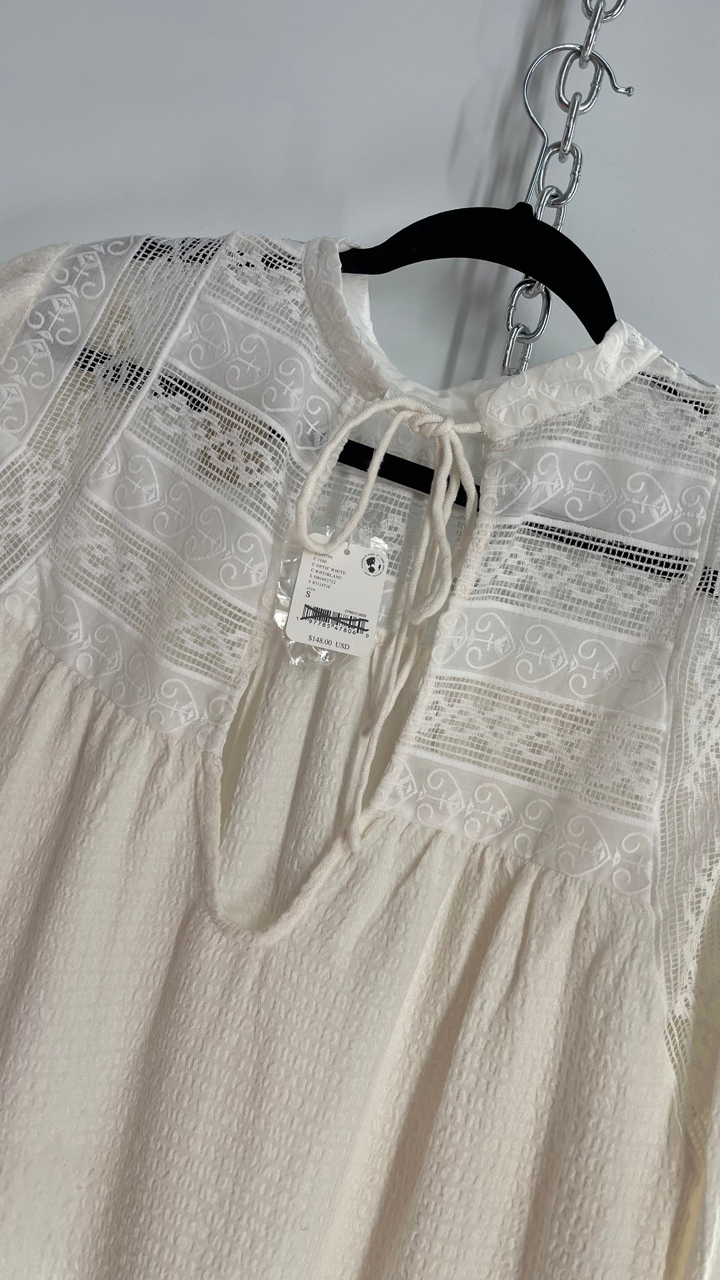 Free People Textured Off White Blouse with Lace Cuffs/Neckline and Tags Attached (Small)