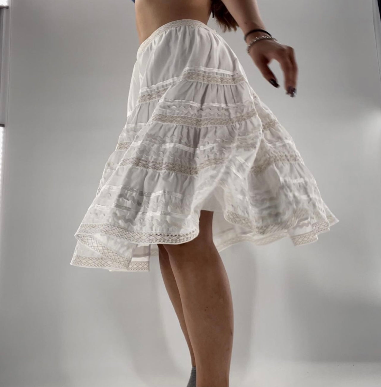 Bloomingdales  - Aqua White Cotton Skirt with Horizontal Ribbon Pattern (Size Small)