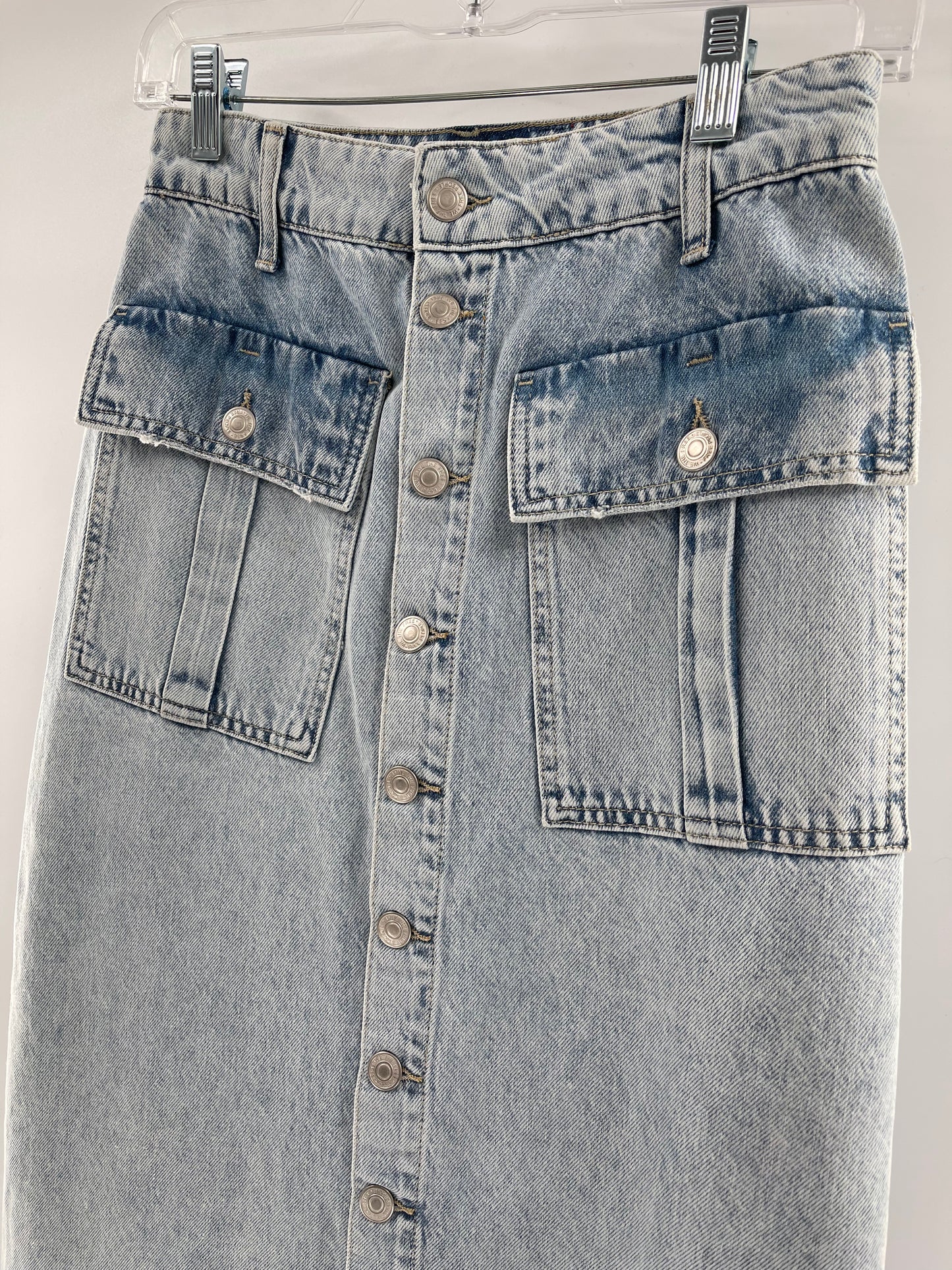 Free People - We The Free - Light Wash Denim Button front skirt with oversized pockets (Size 0)