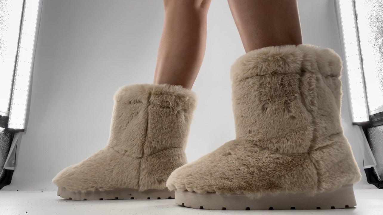 Bamboo White Fur Boots (7.5)