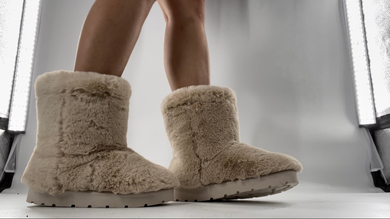 Bamboo White Fur Boots (7.5)