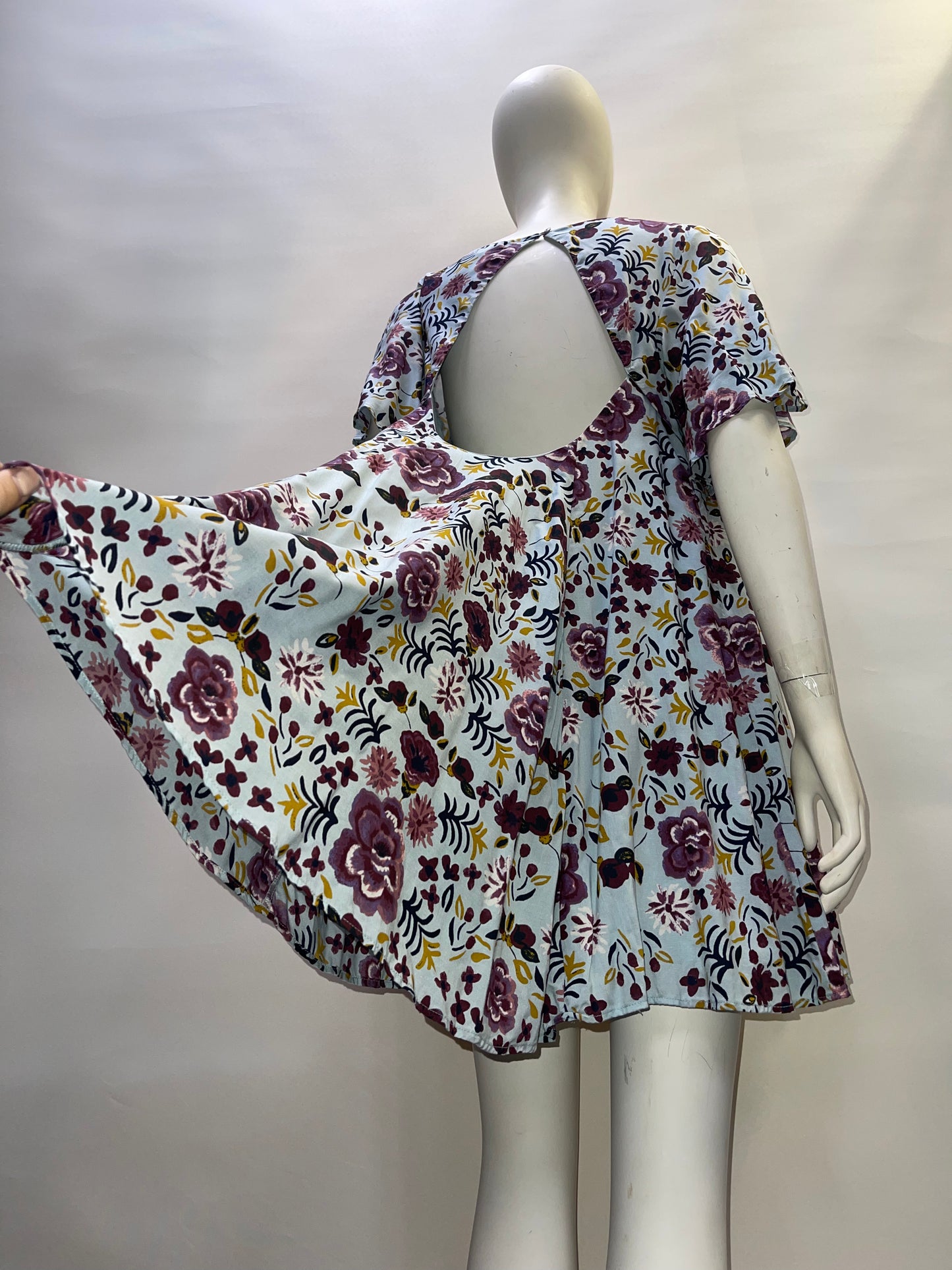 Urban Outfitters Open Back Floral Mini (SzM)