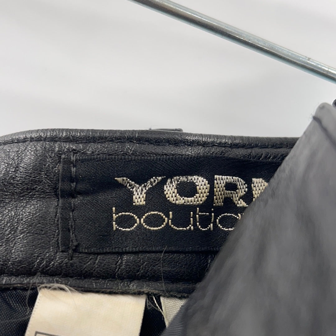 Vintage Vorn Boutique - 100% Leather Skirt (Size 42)