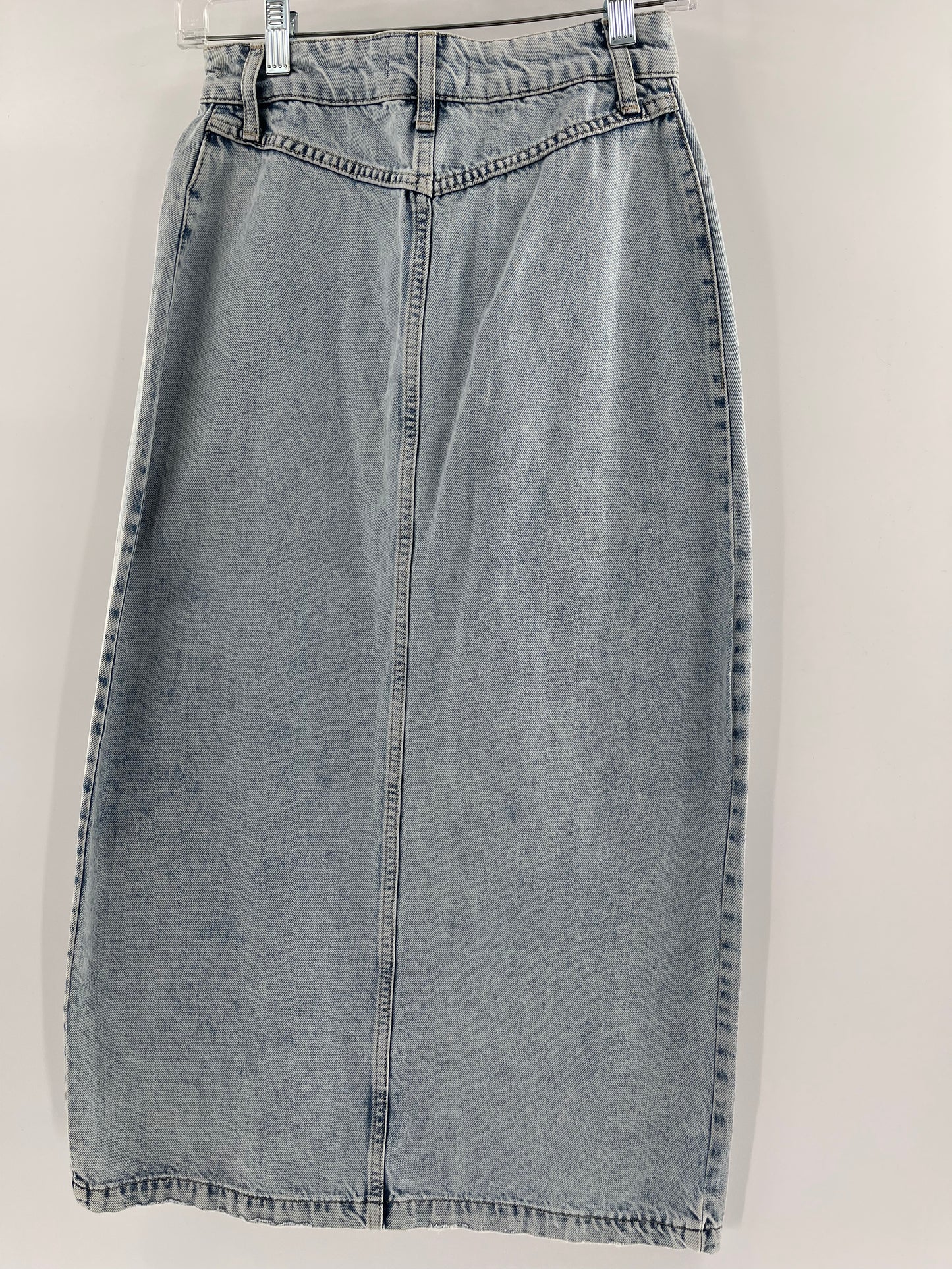 Free People - We The Free - Light Wash Denim Button front skirt with oversized pockets (Size 0)